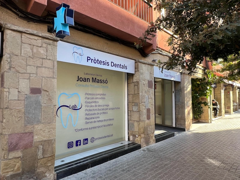 Imagen del exterior de la consulta protésica dental de Joan Massó en Mataró.