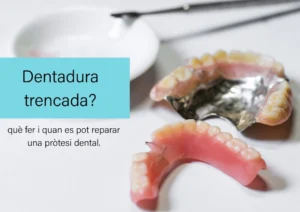 Pròtesi dental trencada sobre una superfície blanca amb instruments al fons. Text: "Dentadura trencada? Què fer i quan es pot reparar una pròtesi dental."